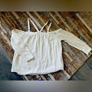 This off shoulder blouse has adorable neckline details. Size 12/14 L